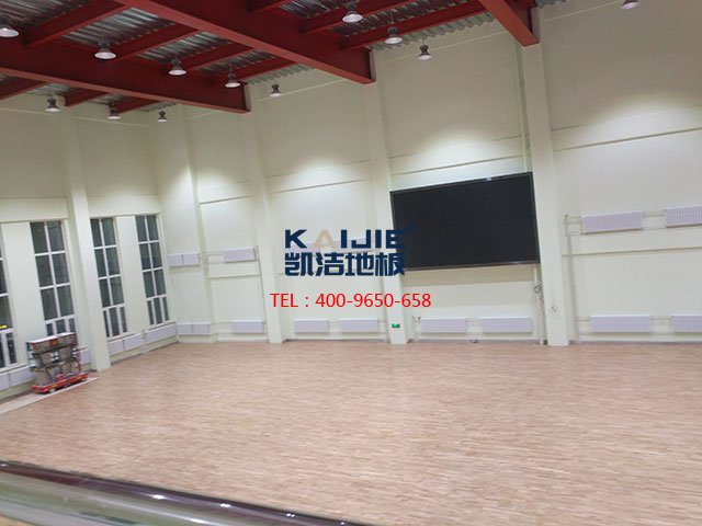 體育館專用楓木木地板原來還有這寫些優(yōu)勢——?jiǎng)P潔地板