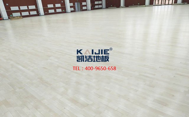 專業(yè)籃球館木地板怎么翻新？籃球木地板翻新多少錢——凱潔地板