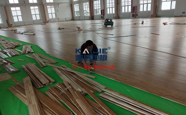 專業(yè)體育館木地板安裝，需要把這些事做好——?jiǎng)P潔地板