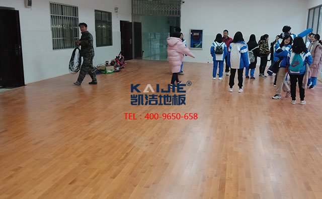 專業(yè)體育館木地板安裝，需要把這些事做好——?jiǎng)P潔地板