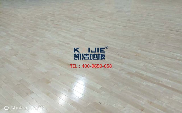 體育木地板的保養(yǎng)及防潮，都得做些什么——?jiǎng)P潔地板