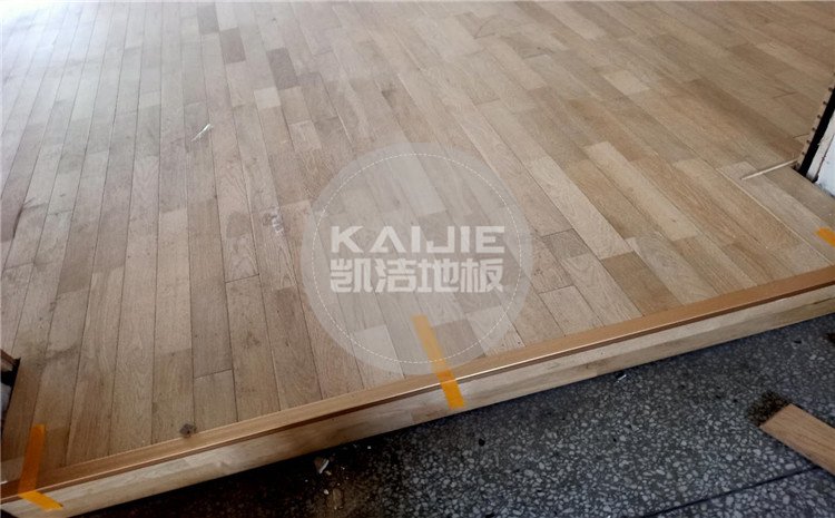 山西運(yùn)城財經(jīng)學(xué)校羽毛球館木地板案例-凱潔體育地板