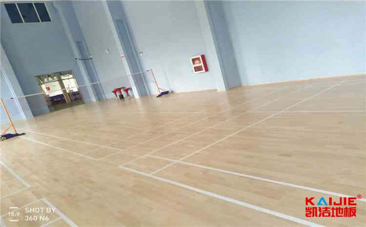 學(xué)校運(yùn)動籃球地板造價是的多少？